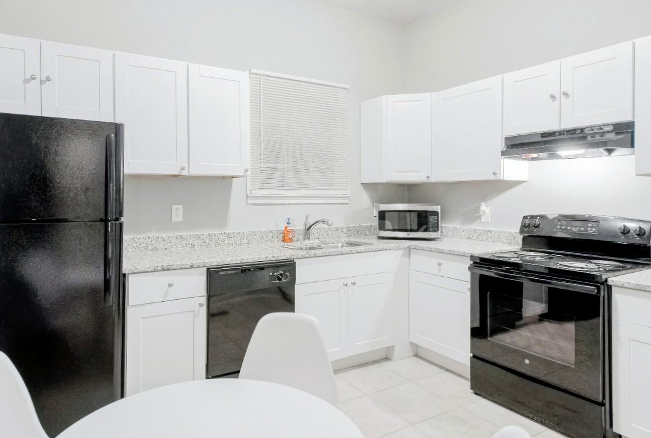 Mayson Turner Rd Nw - Photo 2 of 5