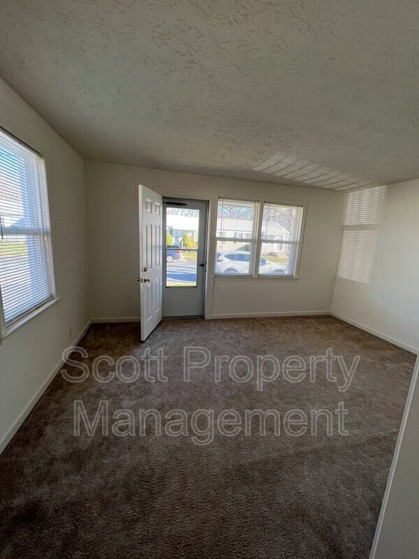 65 Swan St - Photo 2 of 23