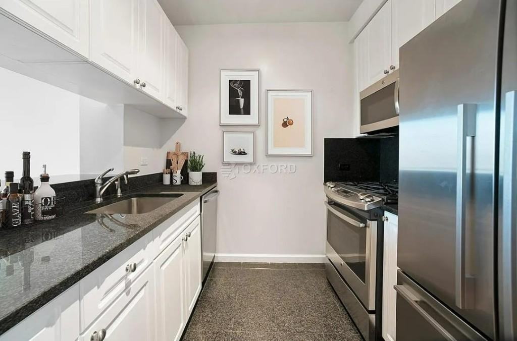 E 39th St #5K - Photo 2 of 4