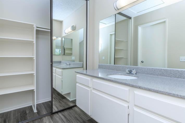 21641 Canada Rd - Photo 5 of 12