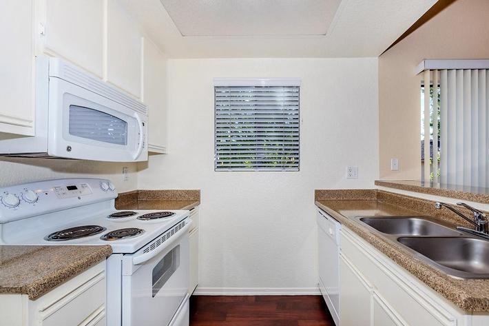 21641 Canada Rd - Photo 3 of 11