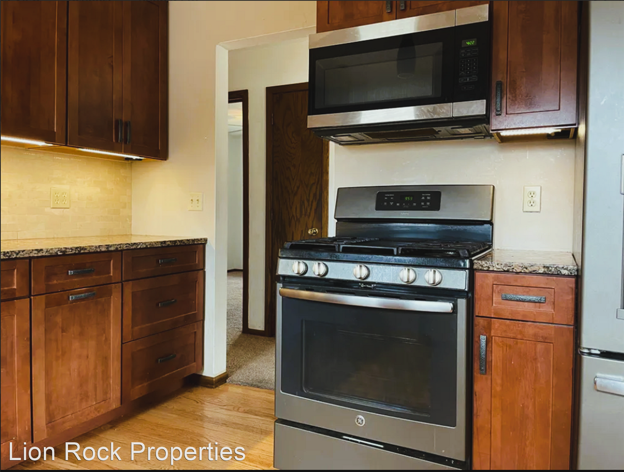 Experience the Best of Both Worlds: Your Dream Duplex in the Heart of Saint Paul Awaits! - Photo 2 of 20