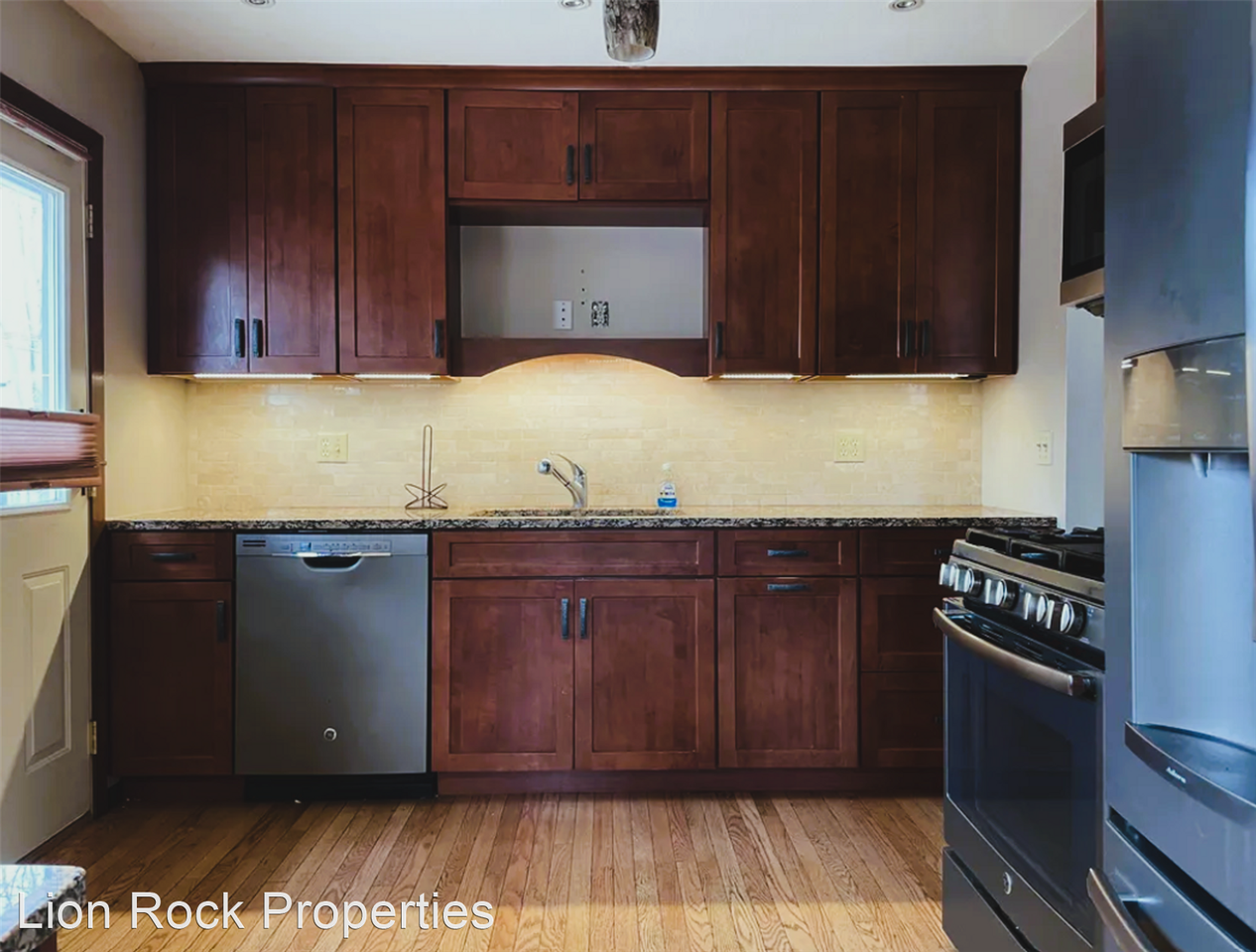 Experience the Best of Both Worlds: Your Dream Duplex in the Heart of Saint Paul Awaits! - Photo 3 of 20