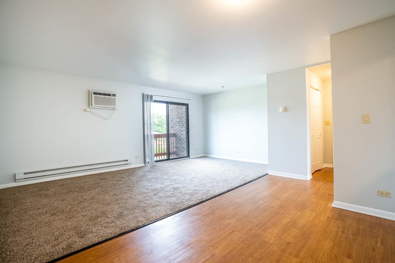 605 W 40th Pl #D2 - Photo 2 of 10