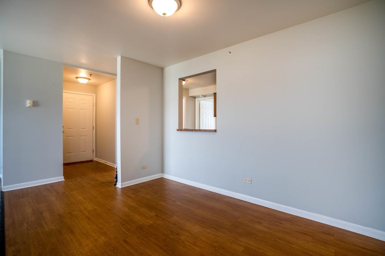 605 W 40th Pl #D2 - Photo 3 of 10