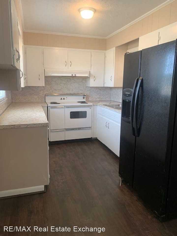 1098 Prospect Rd - Photo 3 of 11
