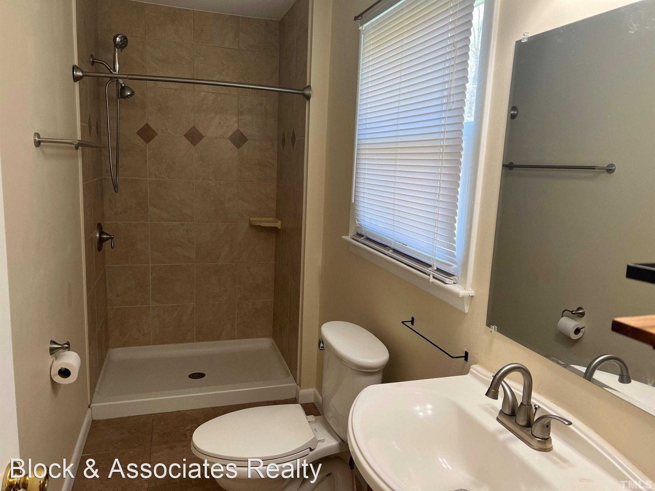 207 W Boundary St - Photo 2 of 13