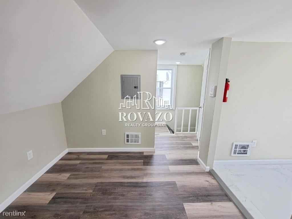 135 Grumman Ave - Photo 3 of 5