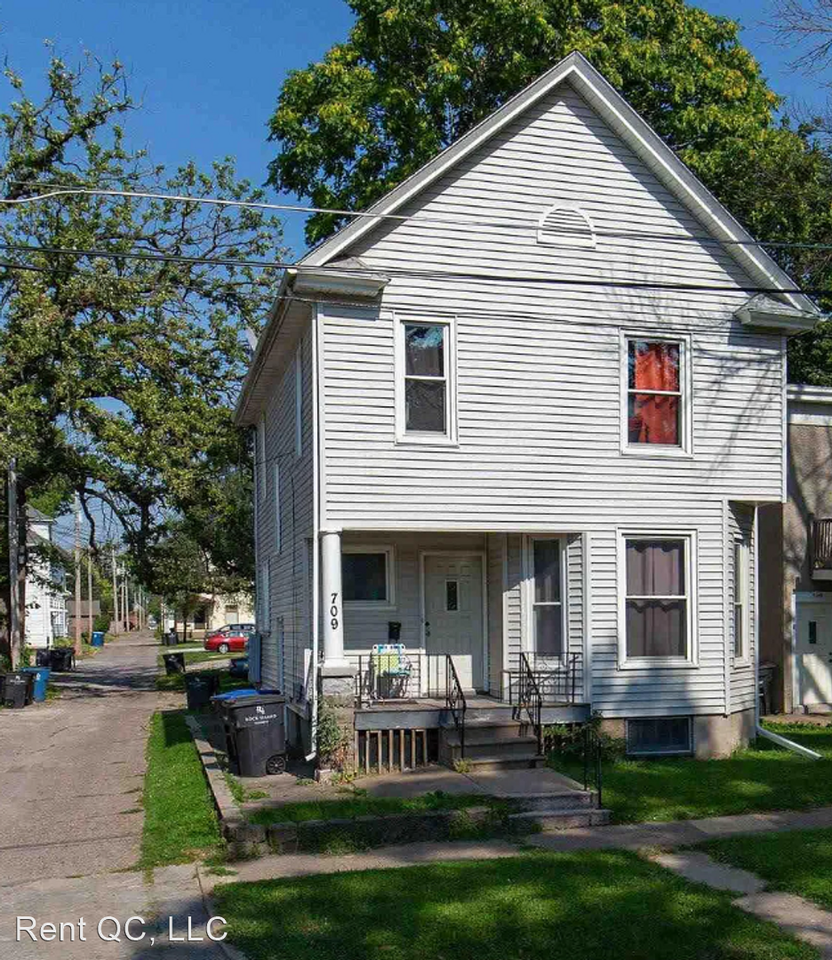 709/709 1/2 42nd St. Apartments in Central Rock Island, Rock Island, IL