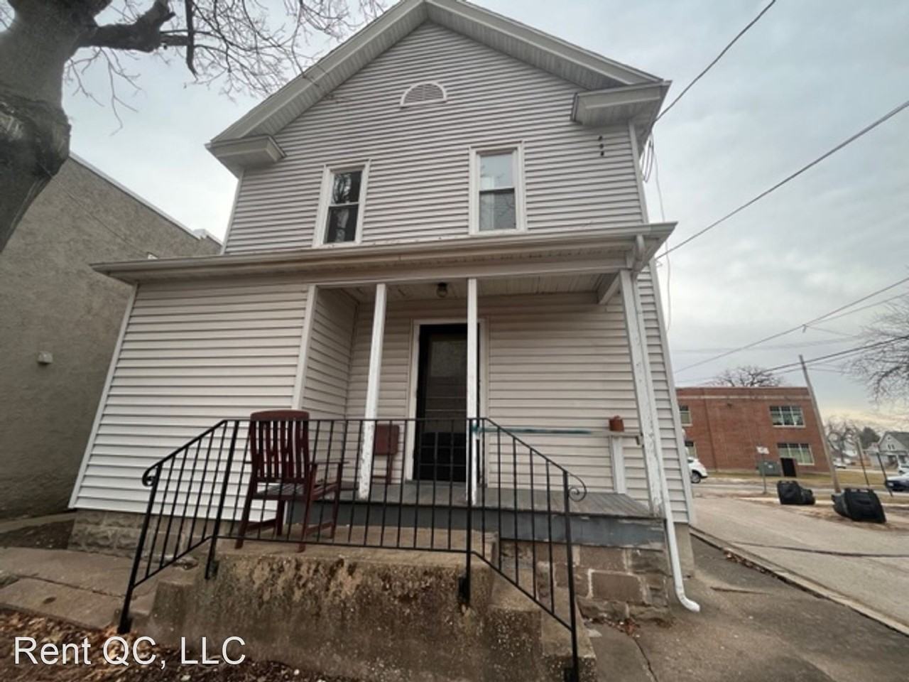 709/709 1/2 42nd St. - Photo 2 of 7