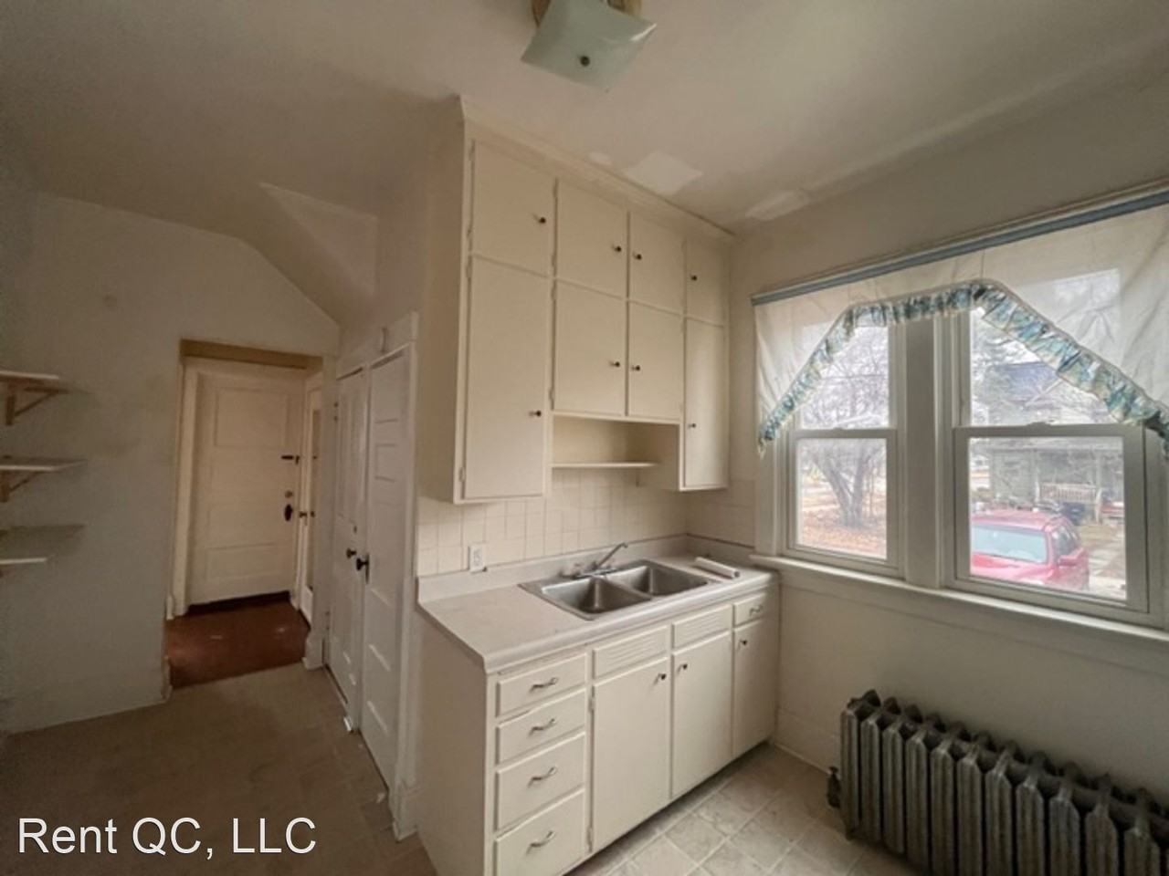 709/709 1/2 42nd St. - Photo 3 of 7