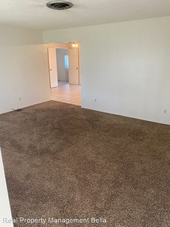 800 E Wright St - Photo 3 of 18