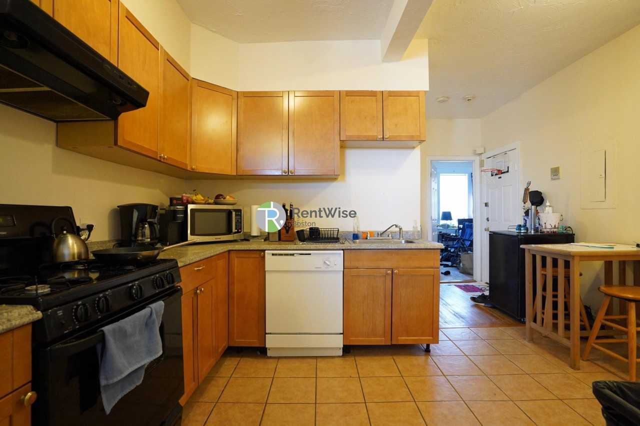 48 Cummings Rd #3 - Photo 4 of 31