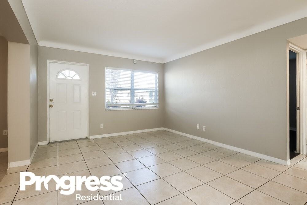 5627 Kelly Dr N - Photo 3 of 16