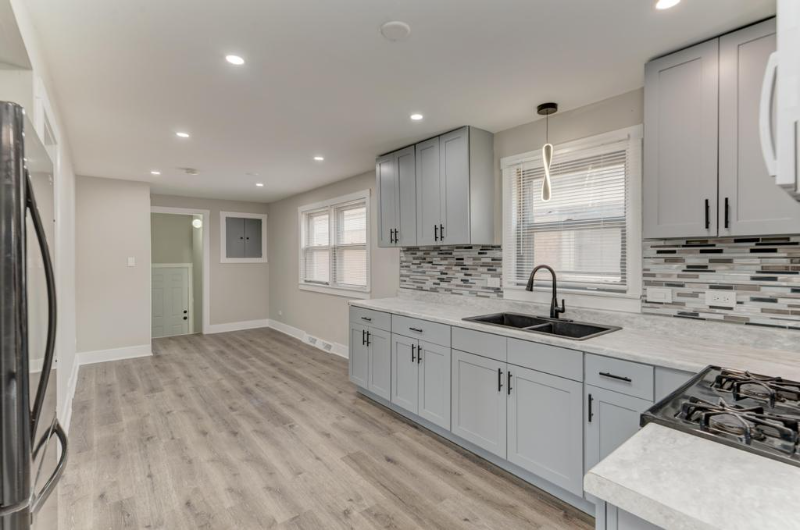 11209 South Laflin Street - Photo 4 of 24