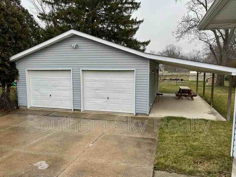 2723 Priscilla Ave - Photo 2 of 10