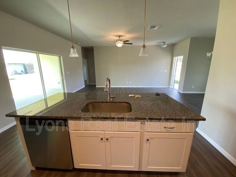 2497 Courtland Ave - Photo 3 of 17