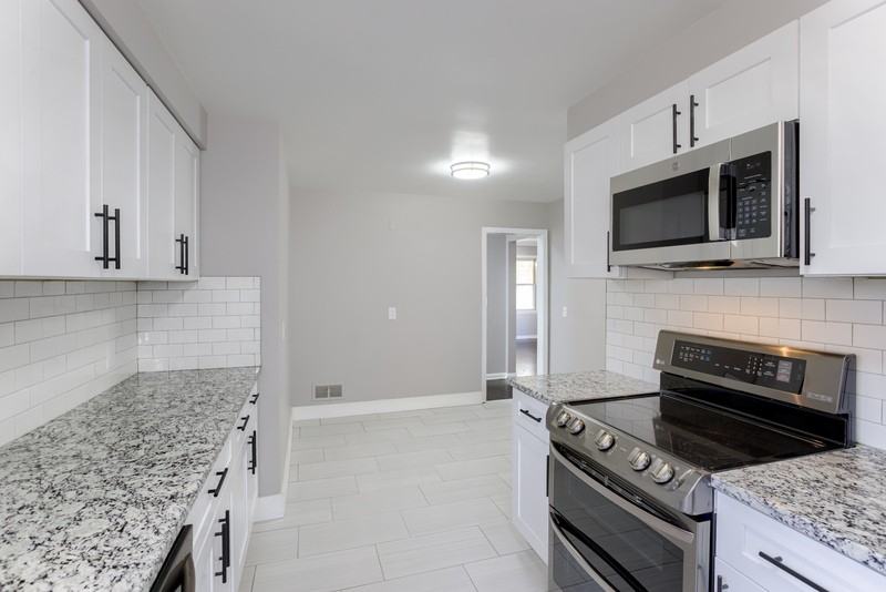 3217 S 43rd St - Photo 3 of 25