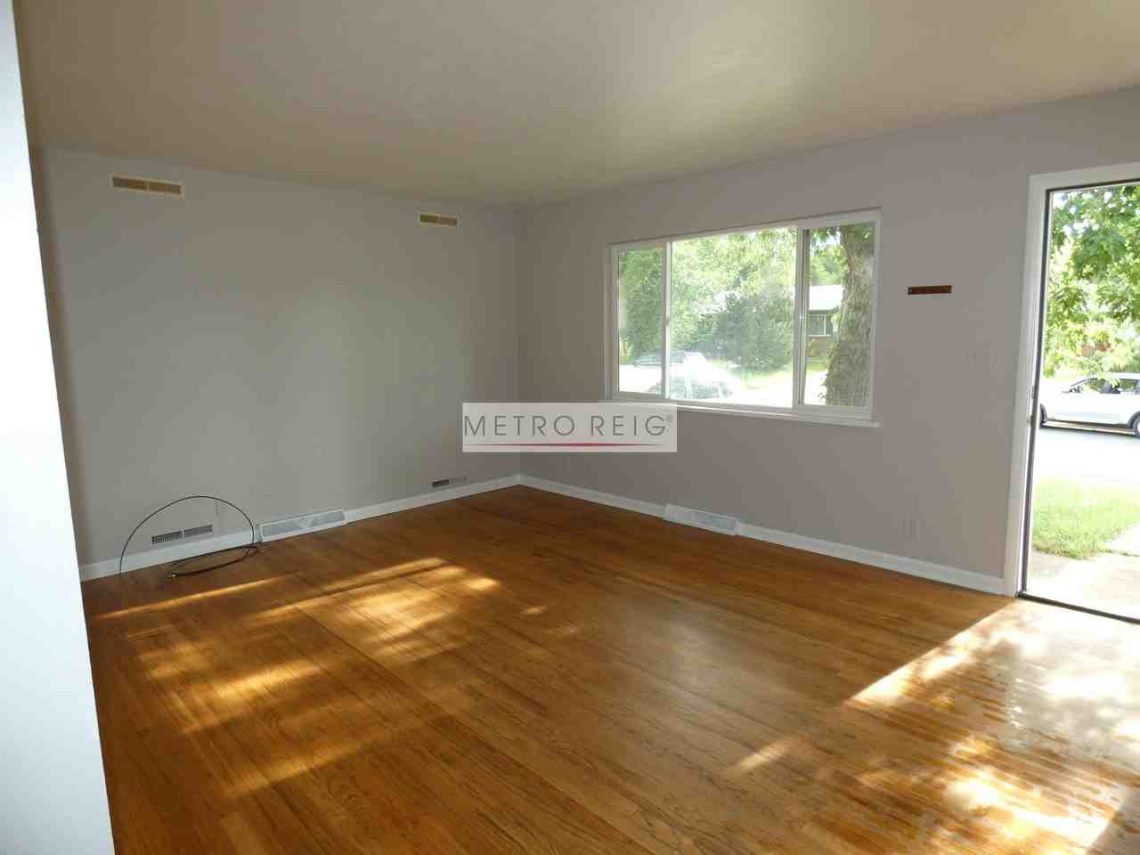 910 37th Street - Photo 2 of 9