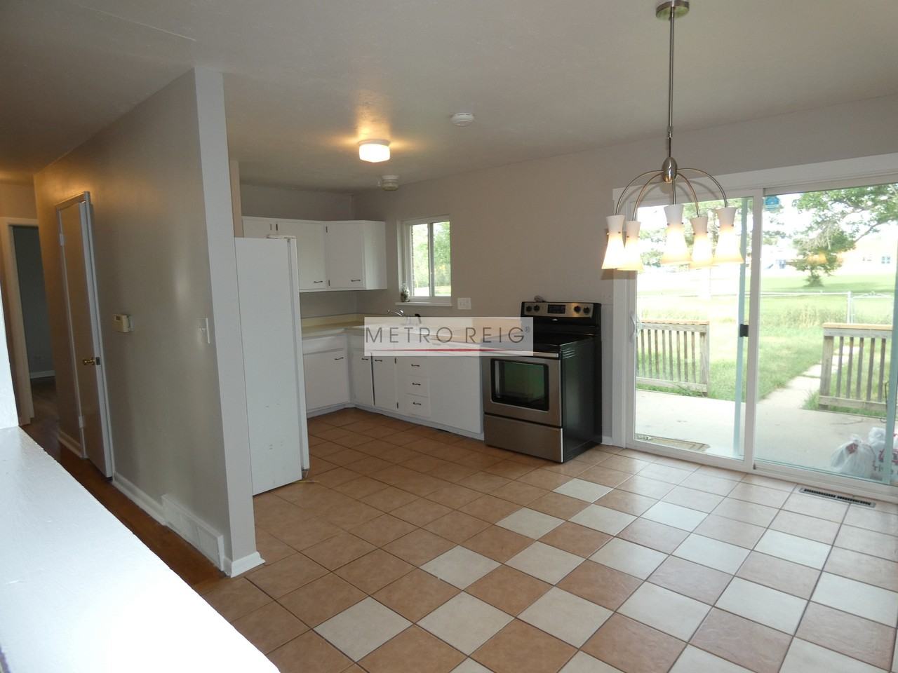 910 37th Street - Photo 4 of 9