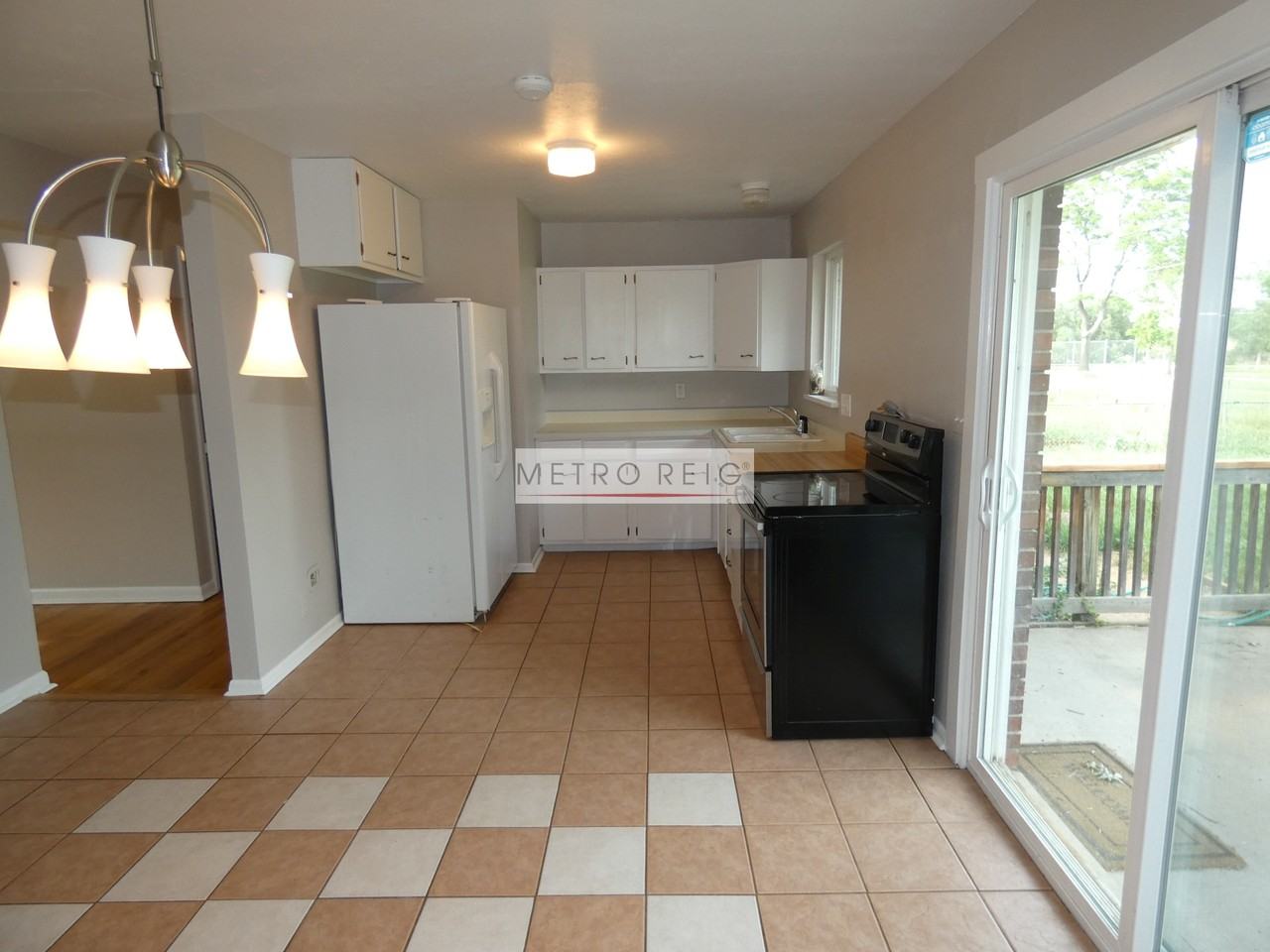 910 37th Street - Photo 6 of 9