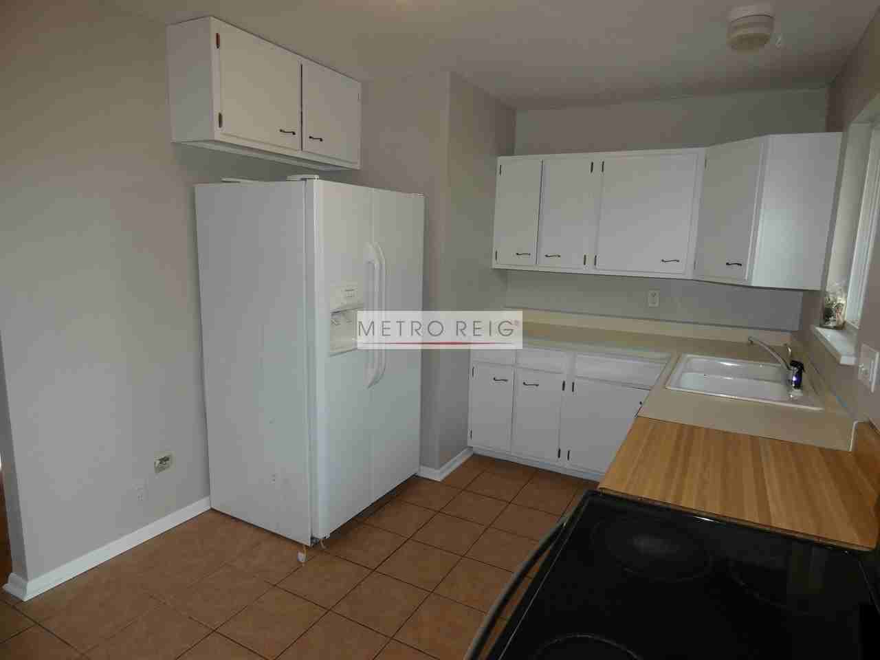 910 37th Street - Photo 7 of 9