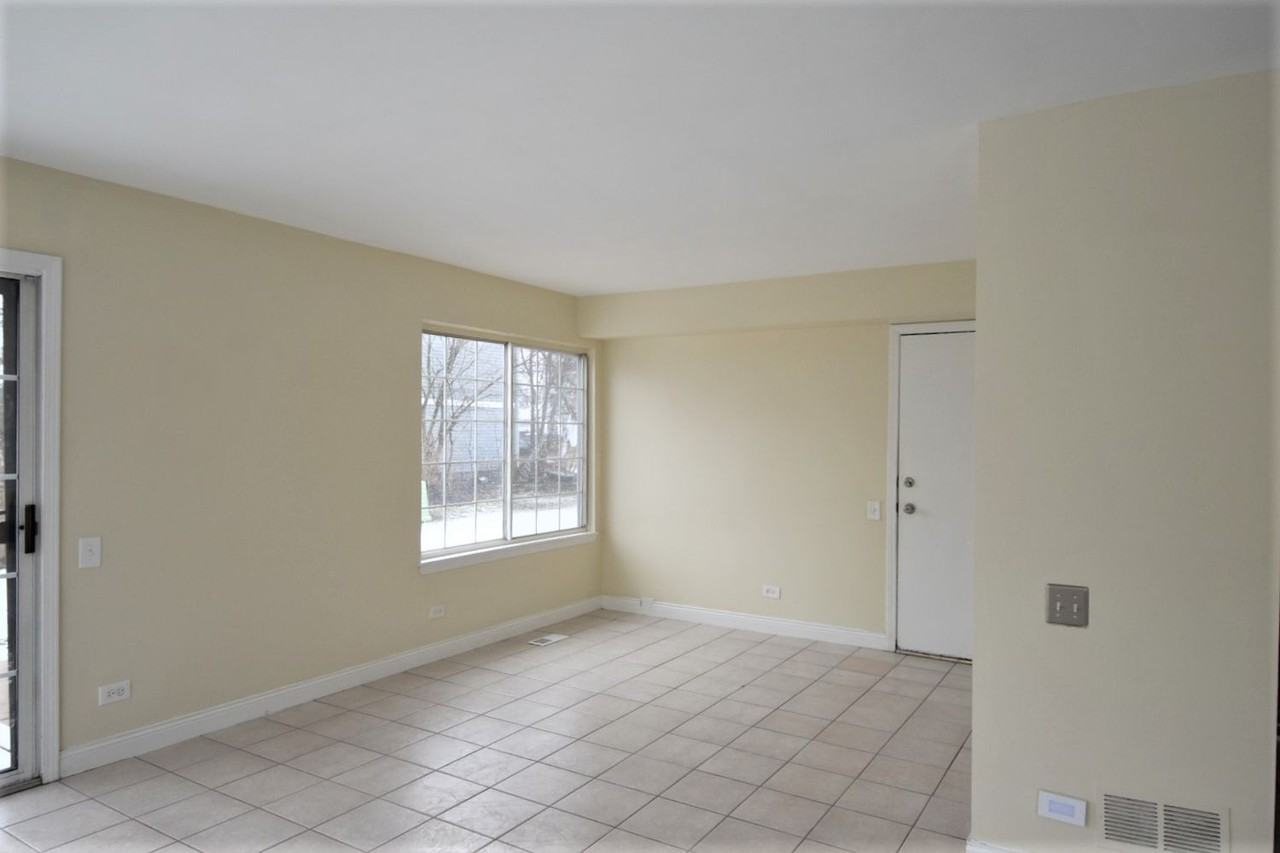 1549 Golden Oaks Pkwy - Photo 3 of 16