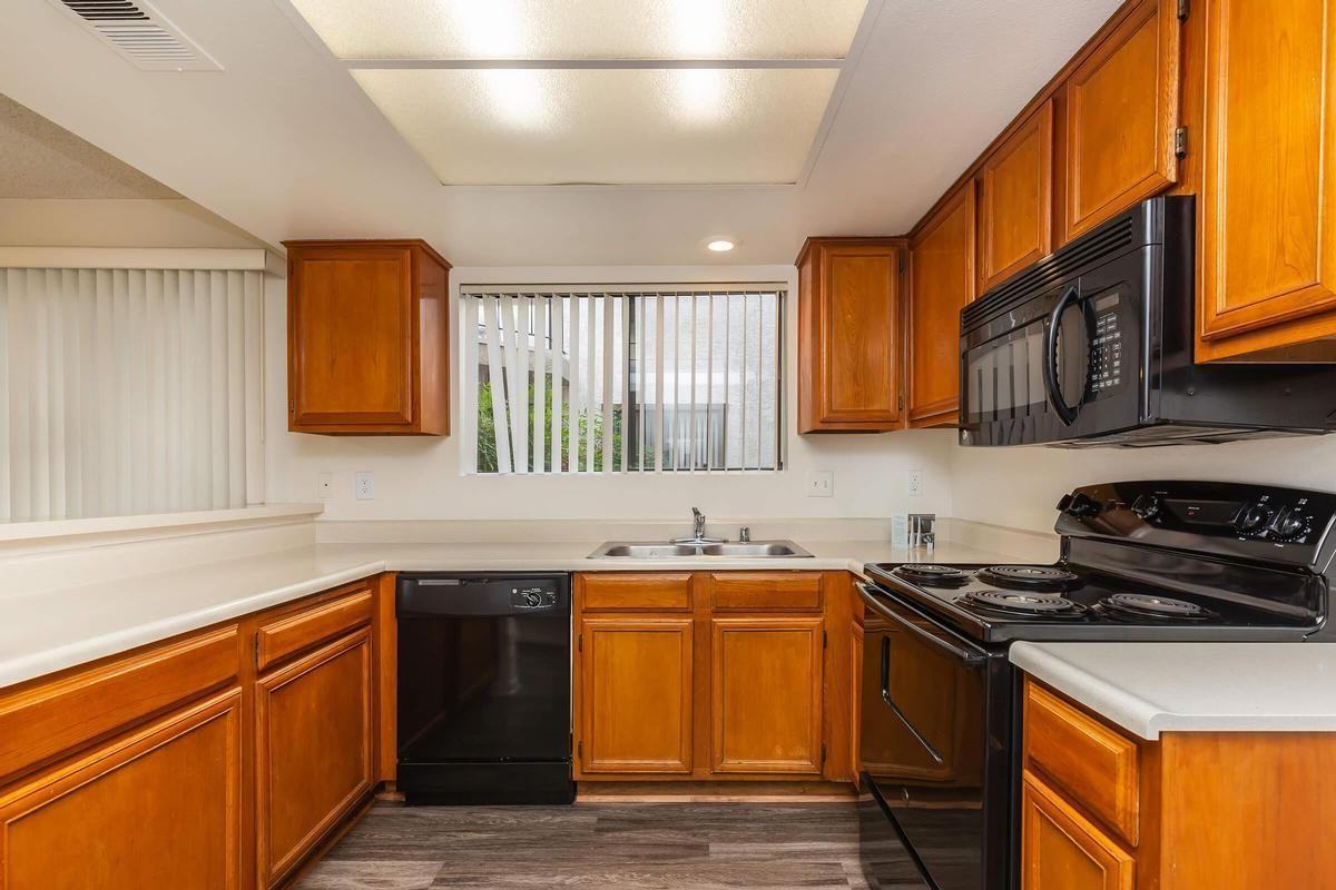 810 N Loara St - Photo 5 of 31