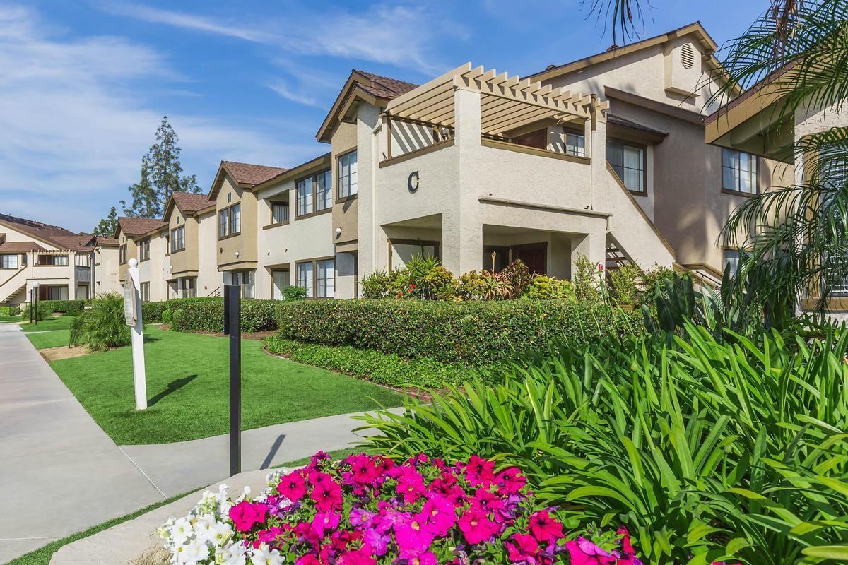 810 N Loara St - Photo 7 of 31