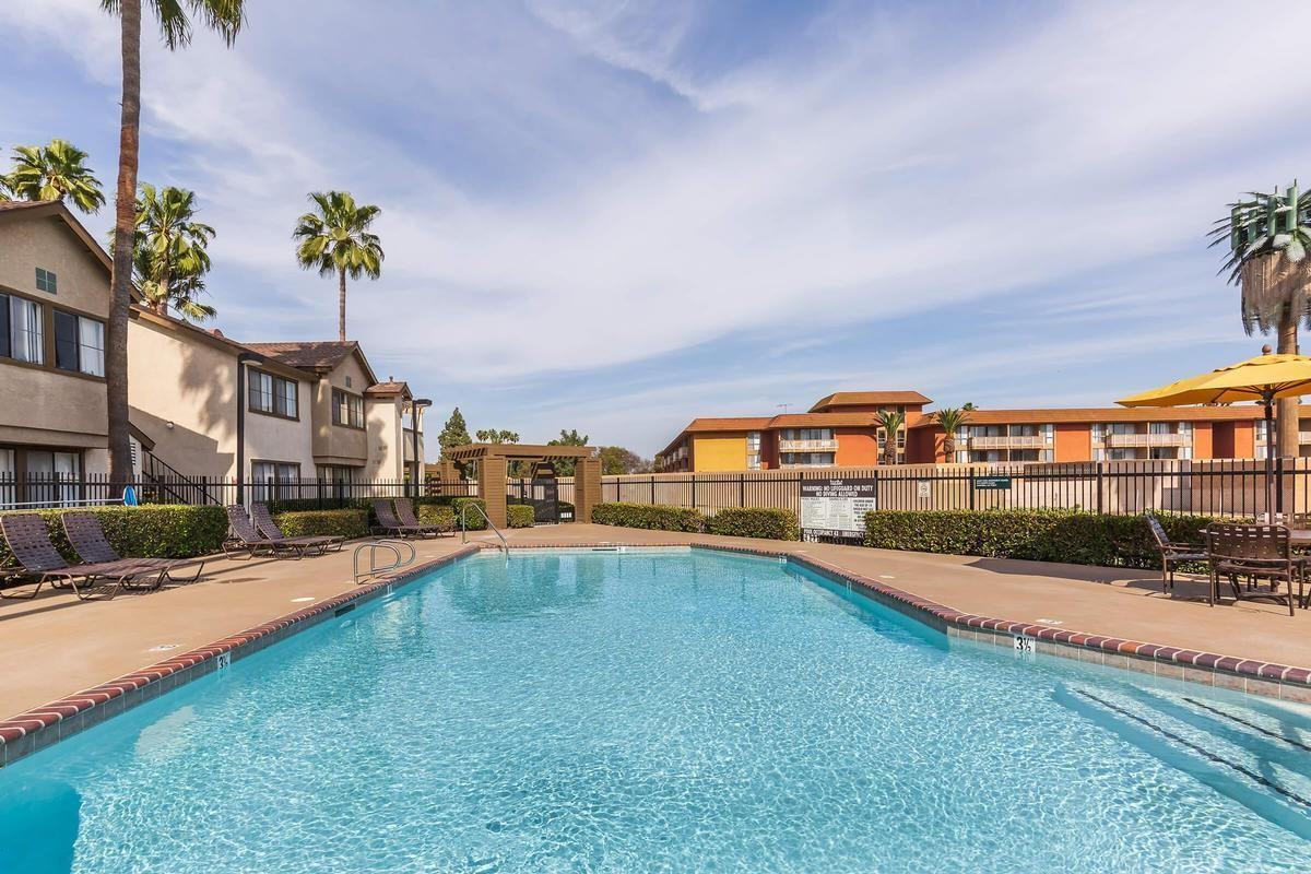 810 N Loara St - Photo 7 of 31