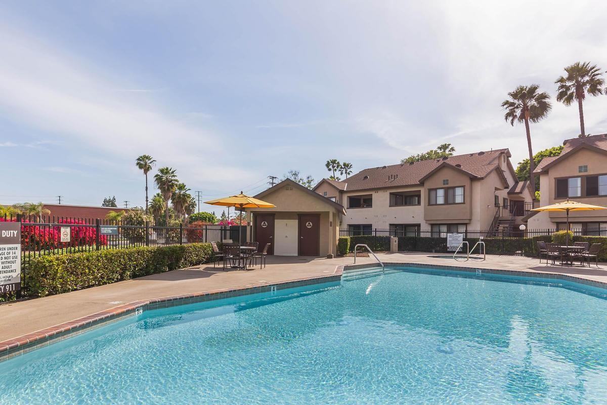 810 N Loara St - Photo 5 of 31