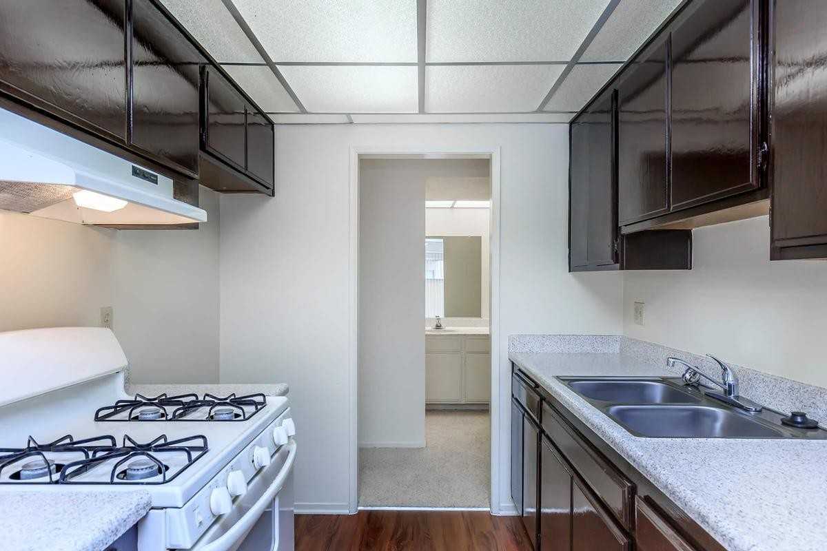 301 W Vineyard Ave - Photo 6 of 34