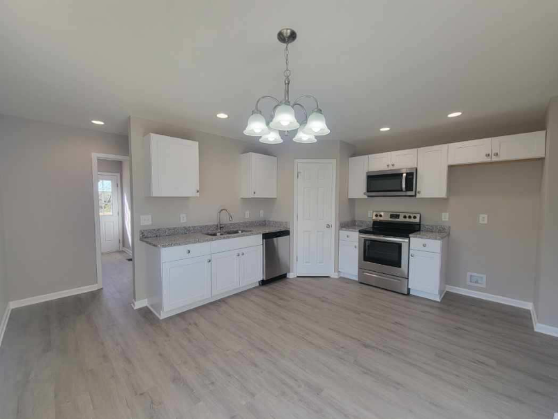 605 Frank St - Photo 3 of 12