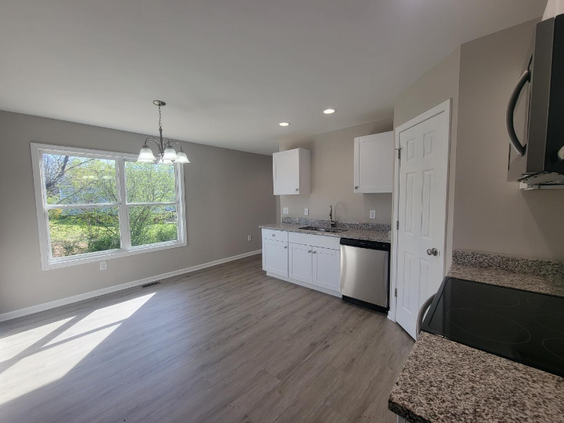 605 Frank St - Photo 4 of 12