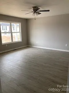 605 Frank St - Photo 5 of 12