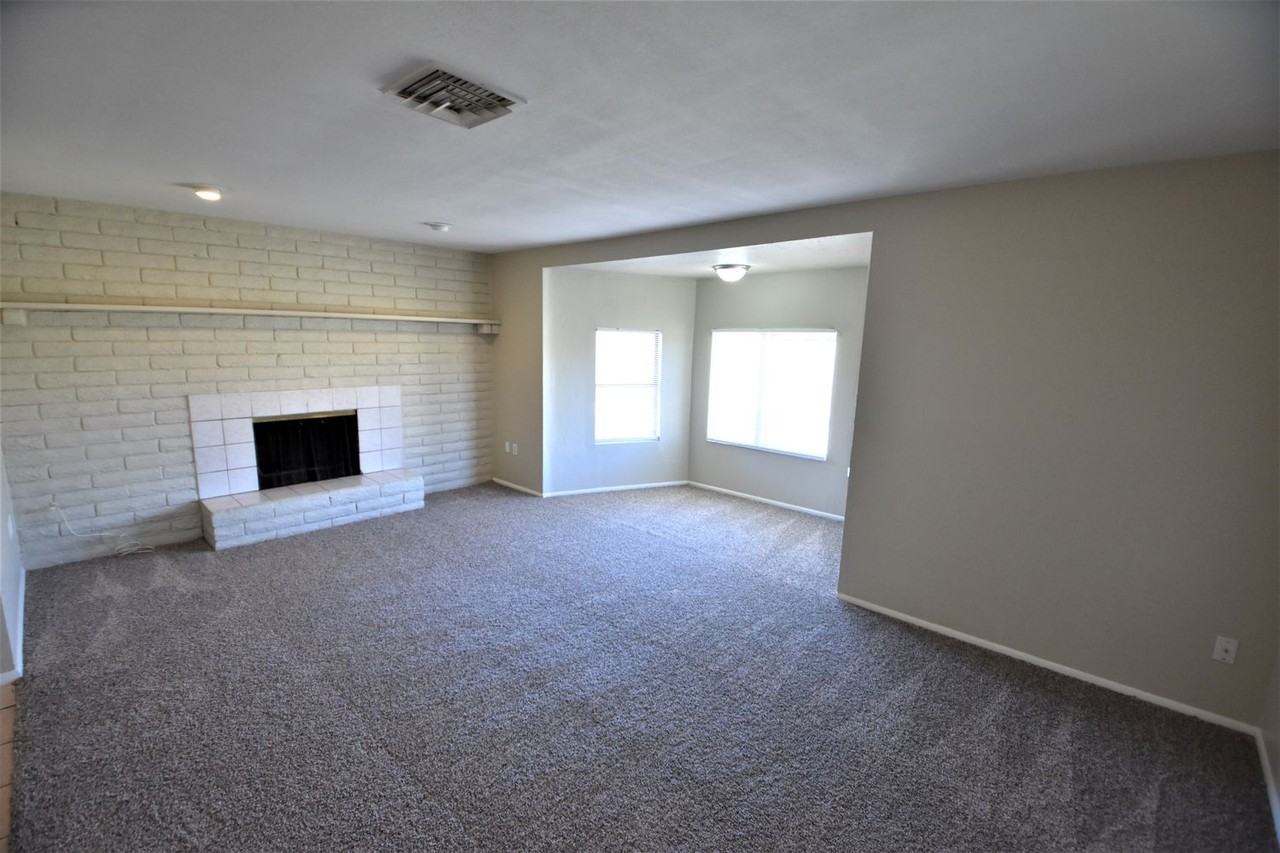 4122 W Echo Ln - Photo 3 of 12