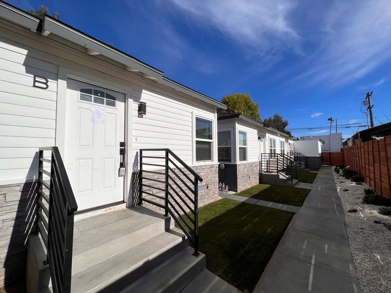 593 Casselman St - Photo 2 of 11