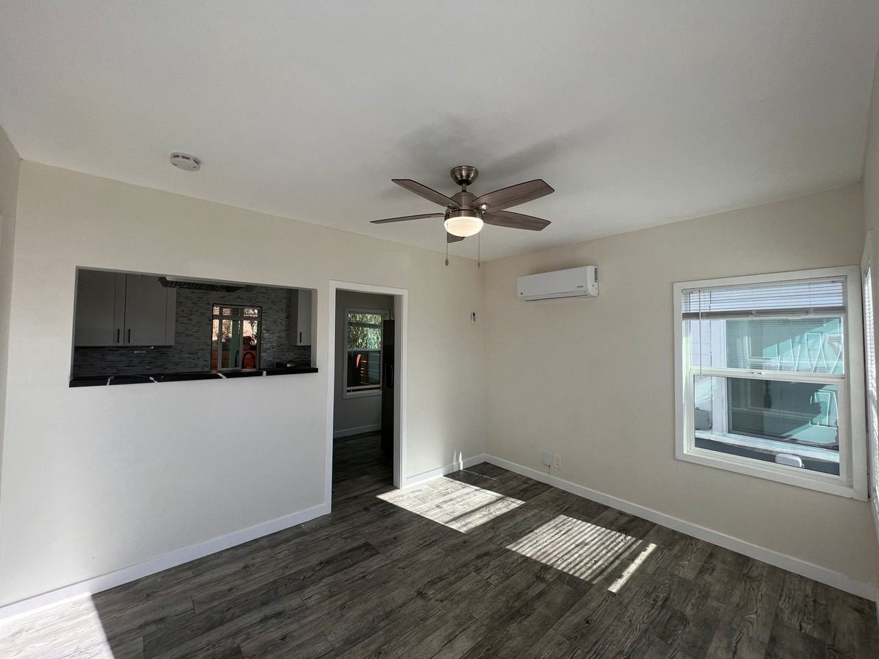 593 Casselman St - Photo 3 of 11