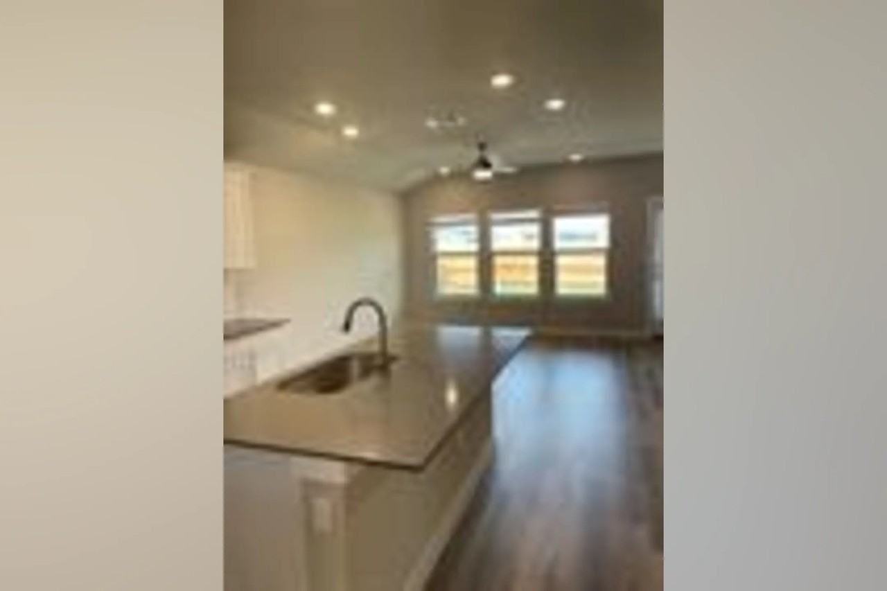 601 Veneta Ln - Photo 3 of 9