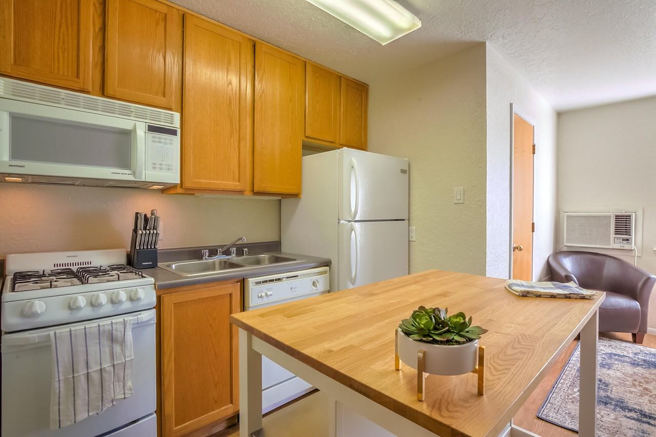 1409 Girard Blvd Ne - Photo 3 of 15