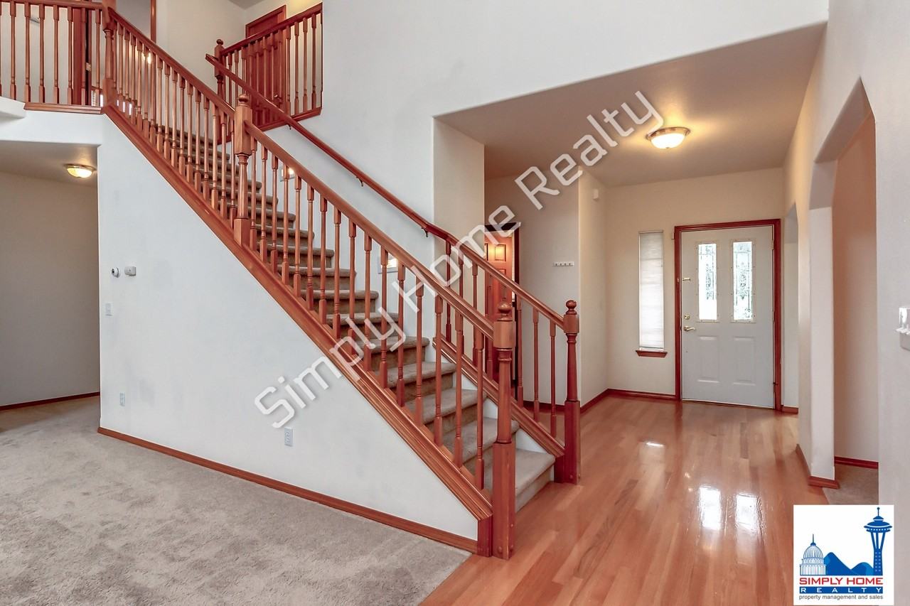 4100 Campus Green Dr Ne - Photo 3 of 32
