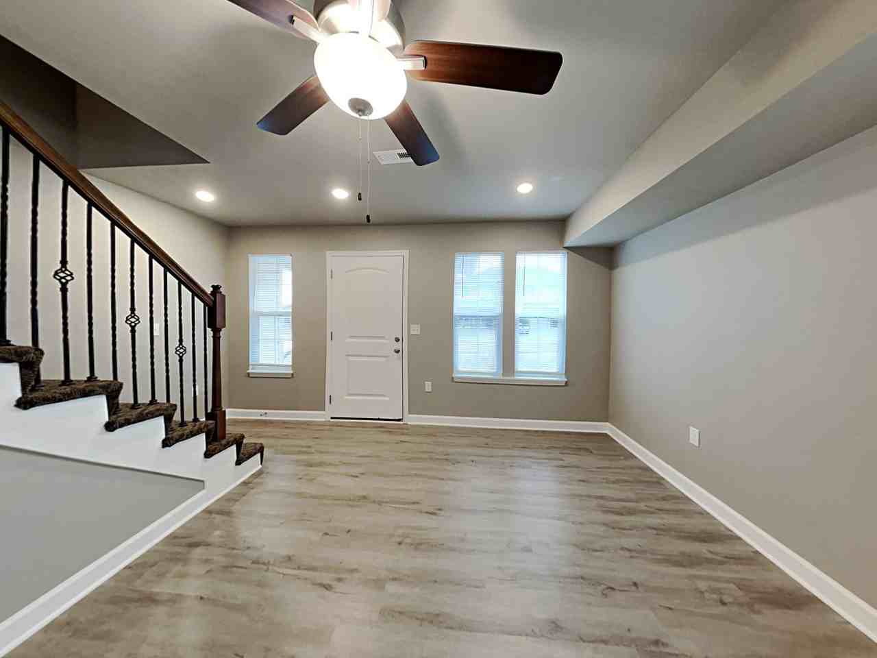 212 Sw Marigold St - Photo 2 of 18