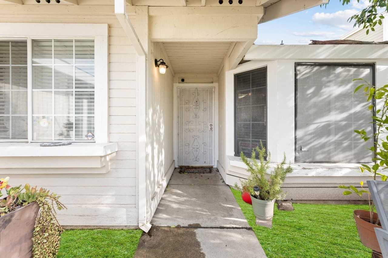 288 Sumatra Dr - Photo 2 of 31