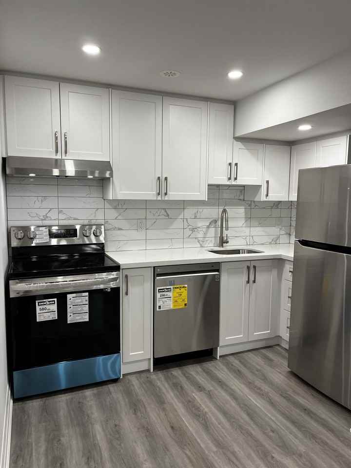 36 Elkington Crescent - Photo 3 of 12