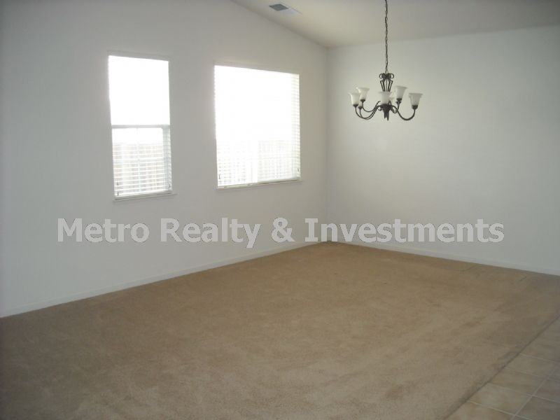 253 W Country Club Dr - Photo 3 of 17