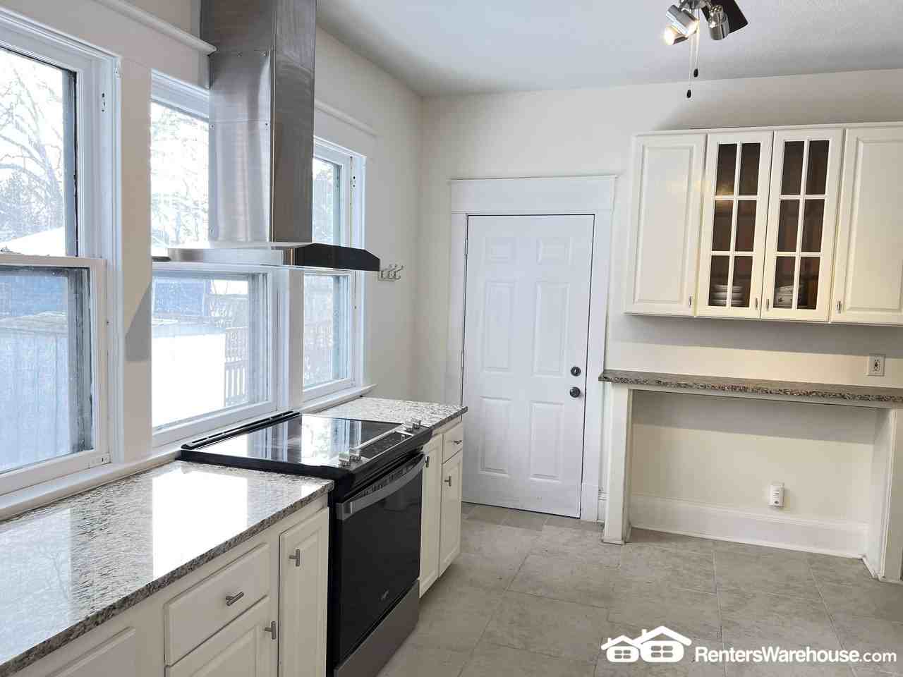 208 Emerald St Se - Photo 2 of 10