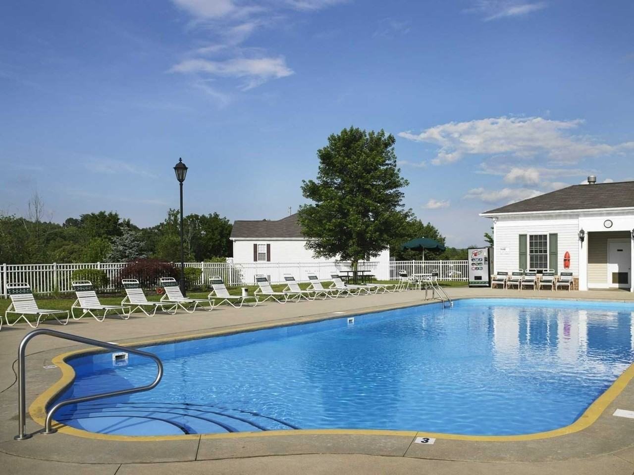 Berkley Manor - Photo 5 of 46