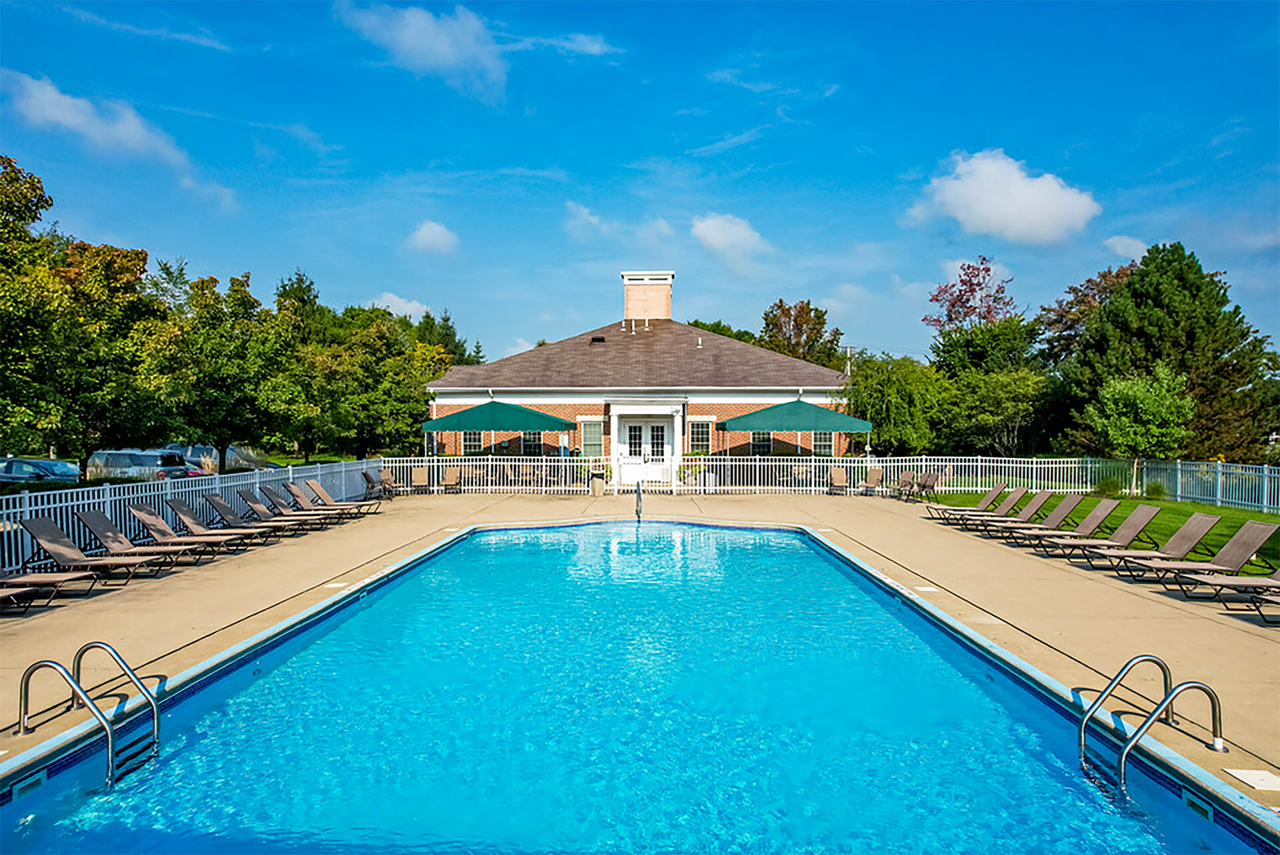 Berkley Manor - Photo 7 of 46