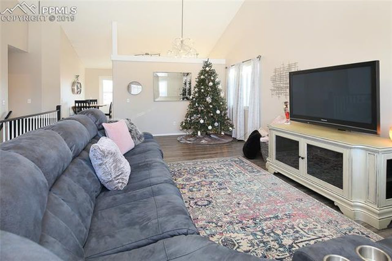 2220 Lisa Dr - Photo 5 of 17