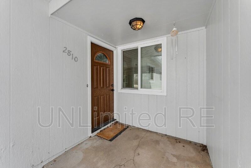 2810 N Roberta Dr - Photo 4 of 17